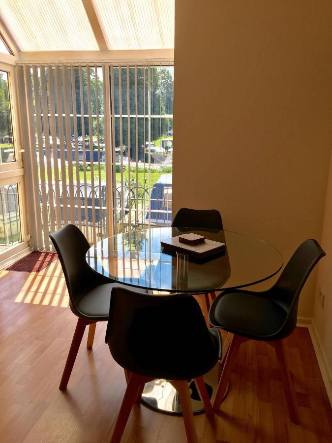 River Courtyard Apartment In The Heart Of Stneots Saint Neots Bagian luar foto