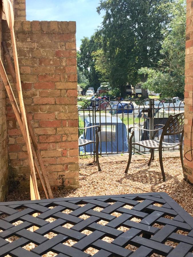 River Courtyard Apartment In The Heart Of Stneots Saint Neots Bagian luar foto