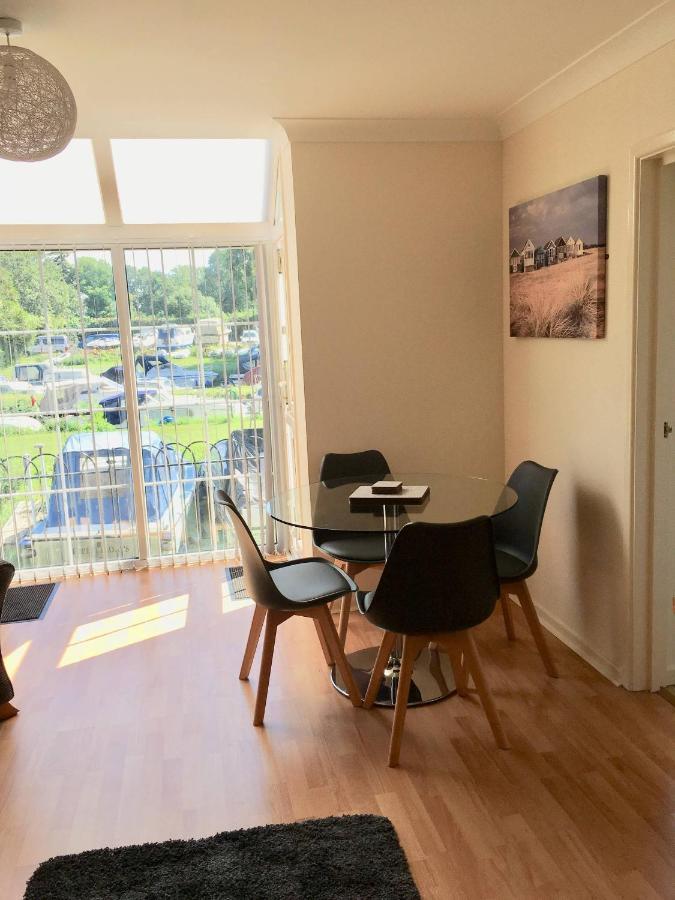 River Courtyard Apartment In The Heart Of Stneots Saint Neots Bagian luar foto